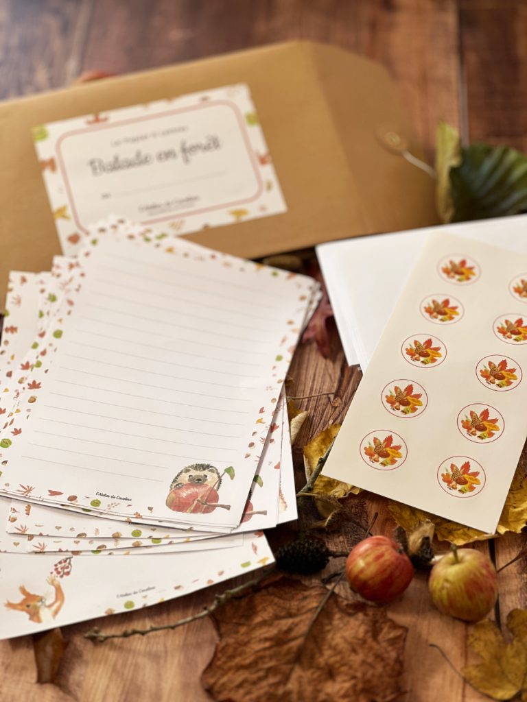 un set de papeterie sur el thème des animaux de la forêt avec 20 feuilles A5, 10 stickers et 10 enveloppes rangés dans une enveloppe à fermeture japonaise