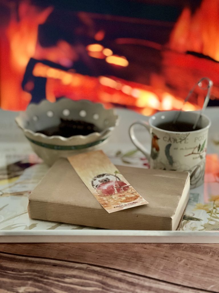 Mon plateau parfait : une tisane, du chocolat, un bon livre et un joli marque-page