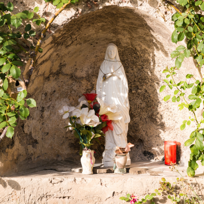 statue de la vierge marie dans un oratoire extérieur