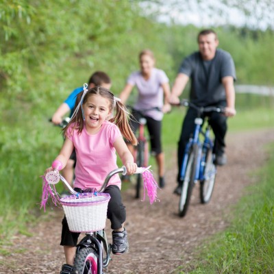 une famille à vélo qui se balade