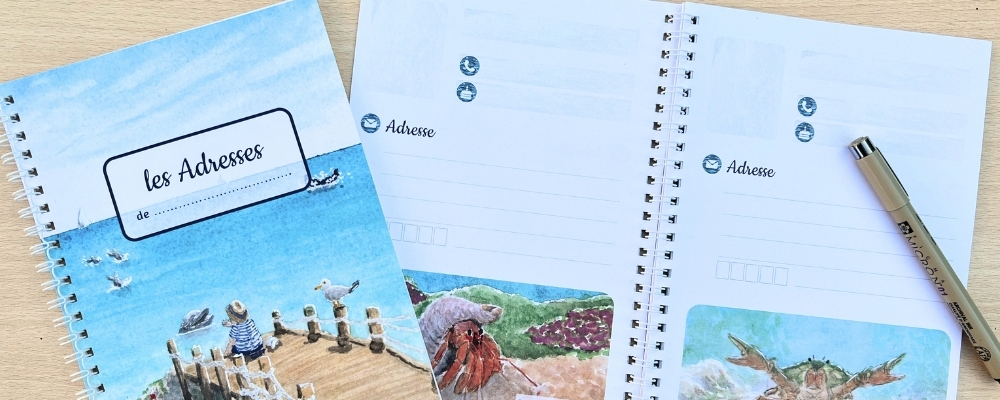 carnet d'adresses et carnet ouvert avec un crayon